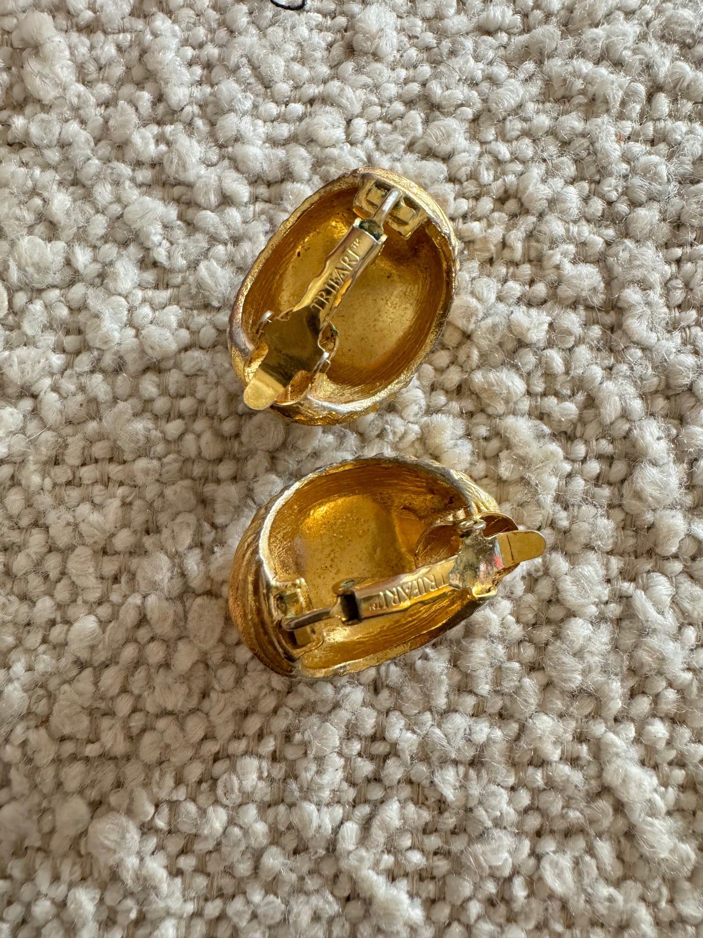 Vintage Ribbed Domed Shell Clip on Earrings