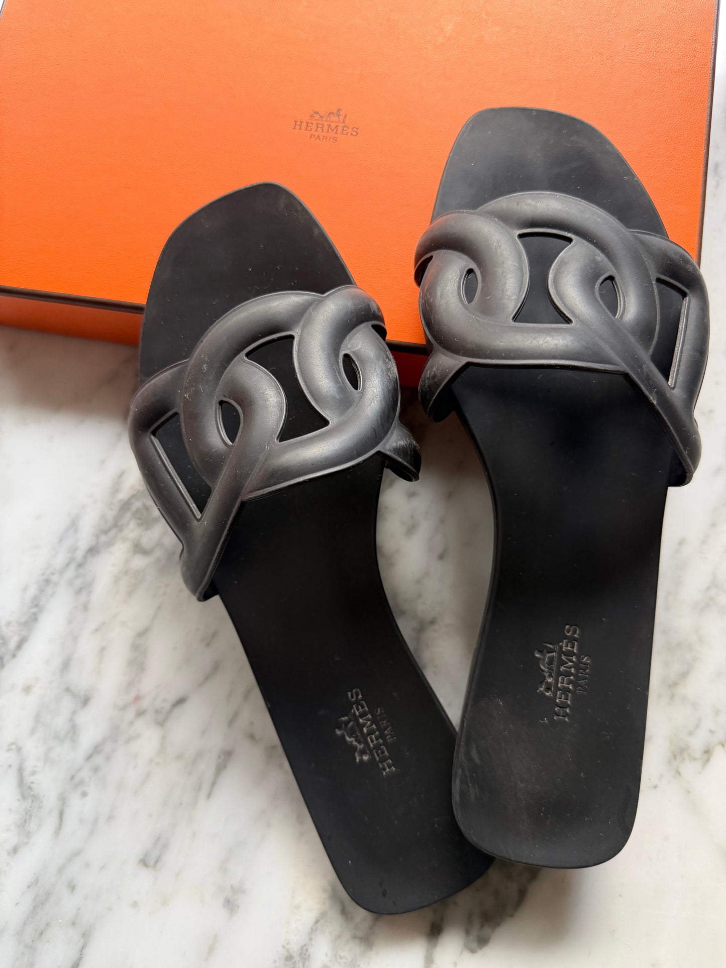 Hermès Aloha Sandals Black