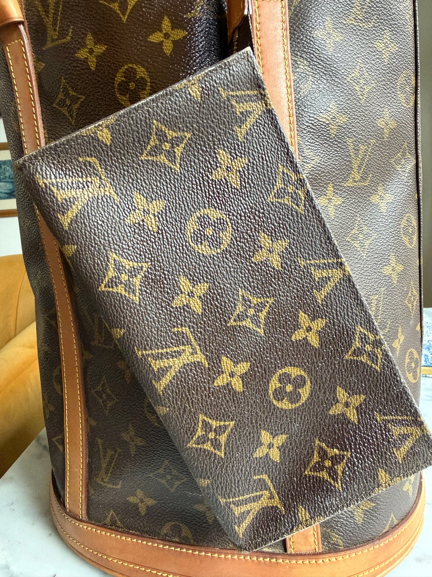 Rare Authentic Louis Vuitton GM Bucket Bag with Pouch